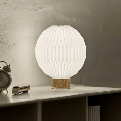 leklint375_table_lamp_small_lightoak_lifestyle1-2.webp